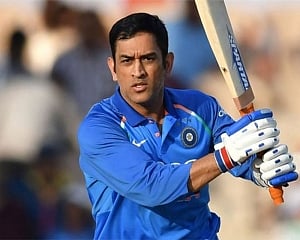 Dhoni can make opposition captain blink first: Hussey