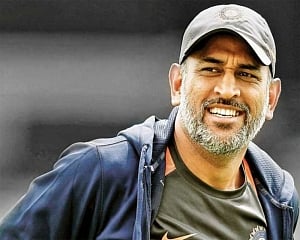 Don't push Dhoni into retirement, cautions Nasser Hussain