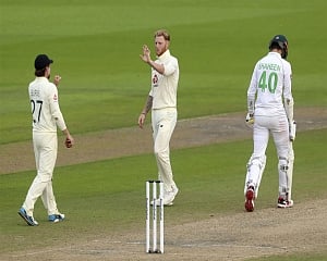 England bowl well but Pakistan lead by 244 after Day 3