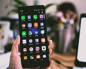 Excess smartphone use linked to mental distress, suicidality