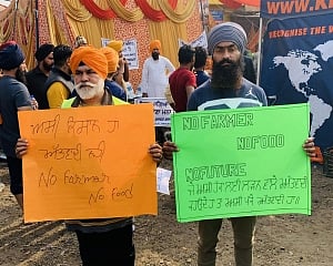Farmers' protest: Youth fly kites with messages written on them at  Singhu border