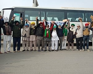 Farmers protesting at Delhi borders firm in their demands as Centre, farm unions set to resume stalled talks