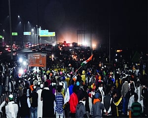Farmers squat on Delhi-Meerut e-way, roads blocked