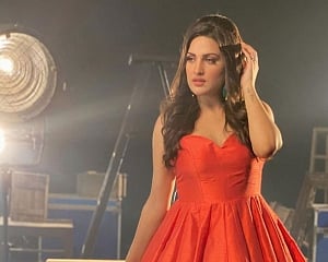 Himanshi Khurana stars in Simiran Kaur's new song 'Nazraan'