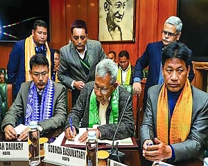 Historic Bodo accord inked for peace in Assam