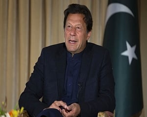 Imran Khan extends lockdown until Apr 30 as COVID-19 cases near 6,000 mark