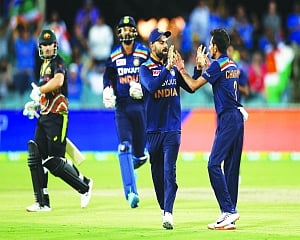 Jadeja, Chahal checkmate Oz