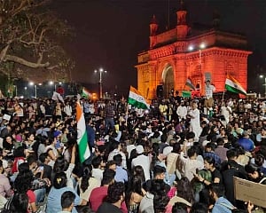 JNU violence: Protest at Gateway of India continues, people demand PM's resignation