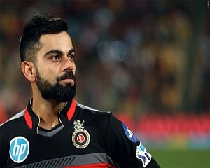 Kohli inadvertently applies saliva on ball, immediately realises slip-up