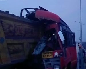 Maha: Four killed, 22 hurt as bus carrying migrants hits truck