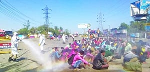 Migrants’ woes on! Spray gives them smarting eyes