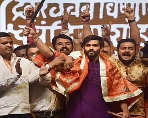 MNS's new flag bearing King Shivaji's rajmudra draws Sena ire