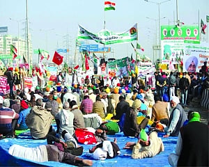 Numbers surge, 2K women heading to Singhu Border