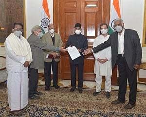 Opposition delegation meets President, seeks repeal of farm laws