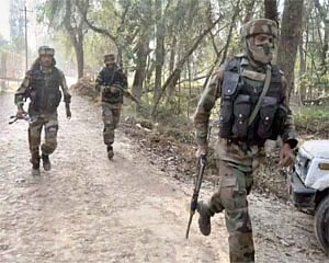 Pak Army lobs mortars in Poonch, 2 Army porters killed