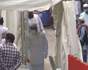 Police cordon off area in Nizamuddin as people show COVID-19 symptoms  after religious gathering