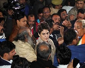 Priyanka meets injured JNU students, condemns violence