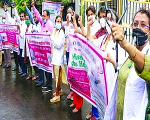 Protest against surgery by Ayurveda docs