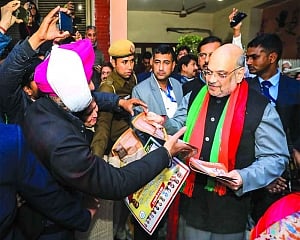 RaGa, Priyanka instigated riots, misled people: Shah