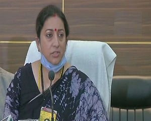 Rahul a 'VIP kisan', sits on sofa on tractor: Smriti Irani