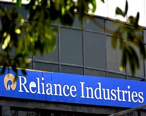 RIL's bull run continues, hits Rs 2,000/share for first time