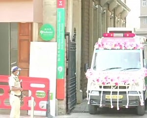 Rishi Kapoor cremated at Chandanwadi crematorium