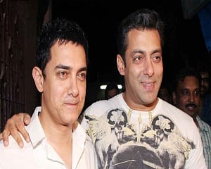 Salman shares throwback pic to wish Aamir