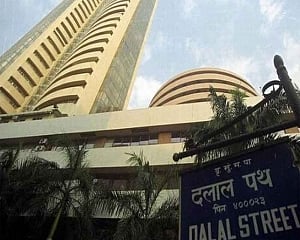 Sensex rallies over 400 points in early trade; Nifty hovers around 11,800