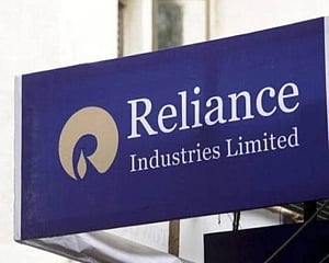 Sensex shed over 200 pts in early trade; Reliance tanks 4 pc
