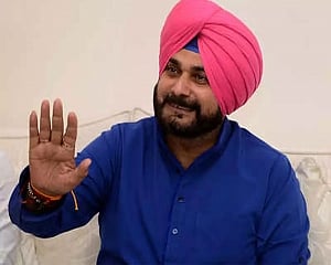 Sidhu stopped by police at Delhi entry point