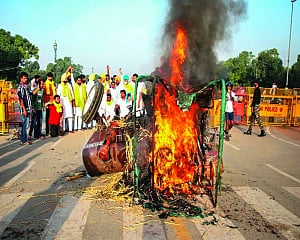 Sonia asks Cong CMs to pass Act to override farm legislations