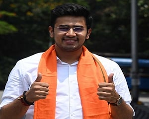 Tejasvi Surya removes police barricades to enter Osmania Univ