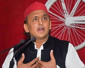 Those who are jumlebaaz will be thrown out: Akhilesh