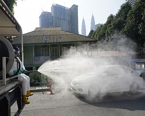 US nears China's virus death toll as New York calls for help