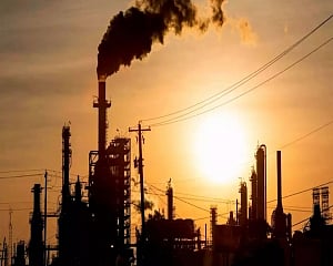 US oil rebounds, back in positive territory