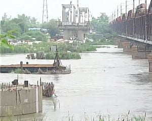 Yamuna water level nears warning mark in delhi