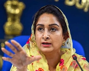 'Victory of democracy', saysÂ  Harsimrat Badal after farmers suspend agitation