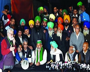 2 farm unions end protest, condemn R-Day violence