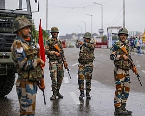 4 soldiers injured as Army foils infiltration bid along LoC in J-K's Baramulla