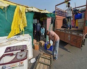 After year-long protest, farmers begin journey back home