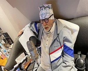 Amitabh Bachchan receives COVID-19 vaccine