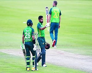 Babar ton trumps van der Dussen’s