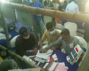 Bengal polls: TMC, BJP locked in neck-and-neck tussle