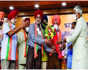 BJP gains 6 prominent  Sikh faces in Punjab