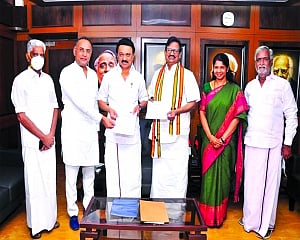 Cong accepts 25 seats as DMK fails to yield