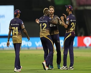 De Kock's fifty guides MI to 155/6 against KKR