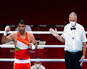 Debutant Satish Kumar sails into Olympic boxing quarterfinals