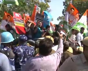 Delhi Cong holds protest against rising fuel prices