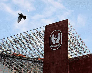 DIPAM shortlists Cyril Amarchand Mangaldas as legal advisor for LIC IPO