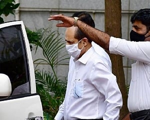 Dismissed cop Waze sent to judicial custody in extortion case